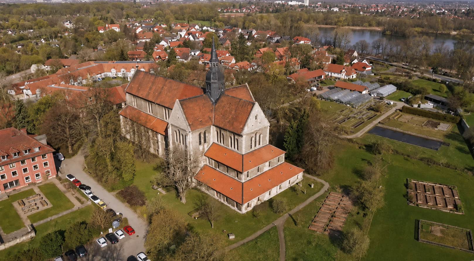 Das Dach der Klosterkirche in Riddagshausen muss saniert werden. Foto: Der Löwe/Knut Bussian
