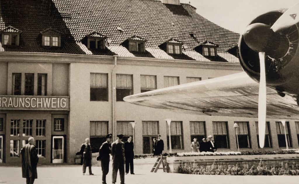 Eine Heinkel HE 111 der Lufthansa war eine der ersten Verkehrsmaschinen, die auf dem Flughafen Waggum landete. Foto: Archiv Flughafen Braunschweig-Wolfsburg / Screenshot aus „Fliegen und Forschen“
