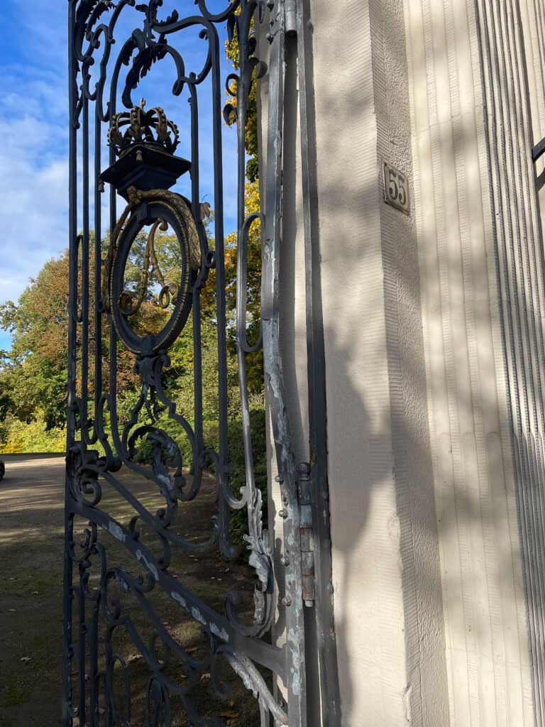 Das Eingangstor ist seit langem beschädigt und würde Reparatur und Farbe benötigen. Foto: Der Löwe