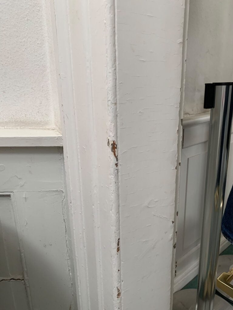 Die Innentüren müssten dringend gestrichen werden. Foto: privat